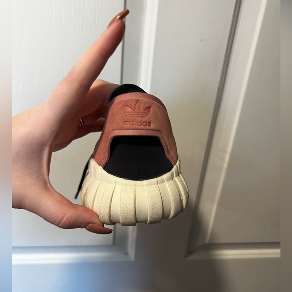 Black and pink Adidas - Picture 2 of 11